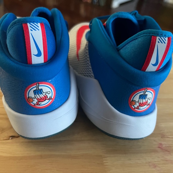 Basketball Shoes - Picture 4 of 6